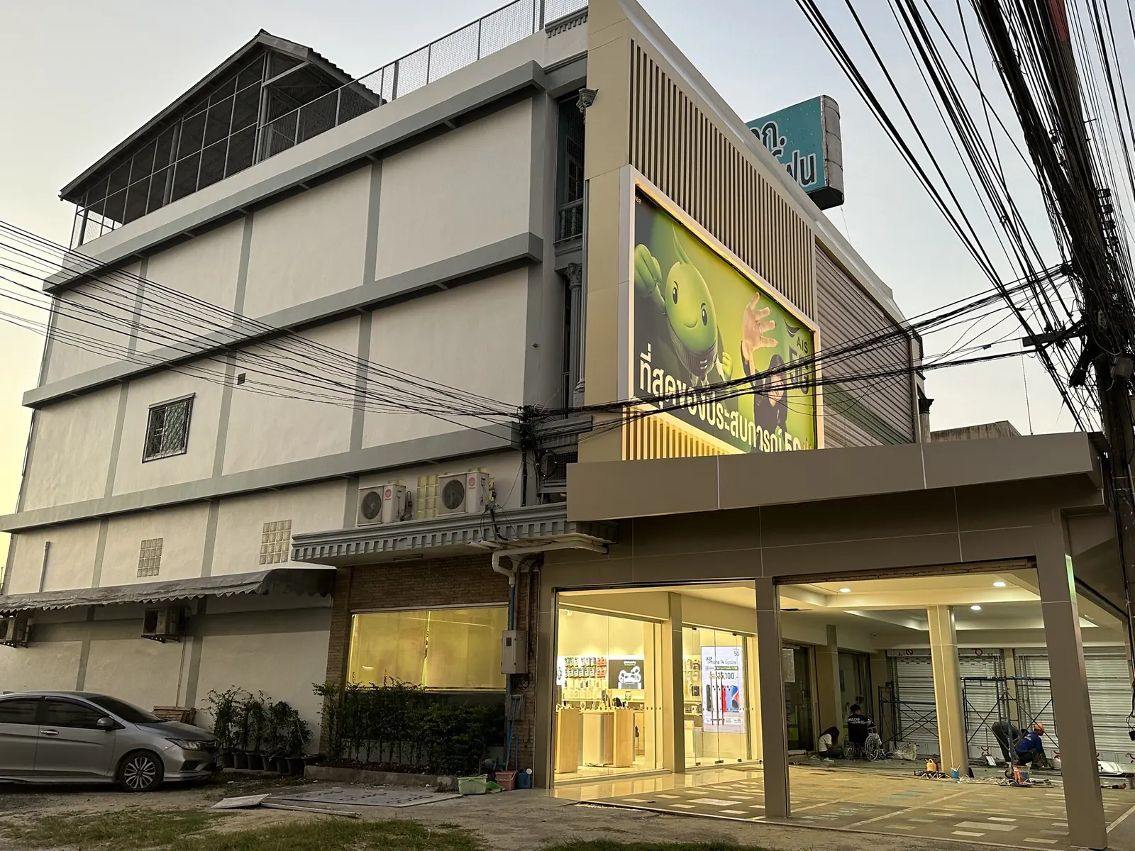 อาคารและหน้าร้าน PK HUB ในตัวเมืองฉะเชิงเทรา